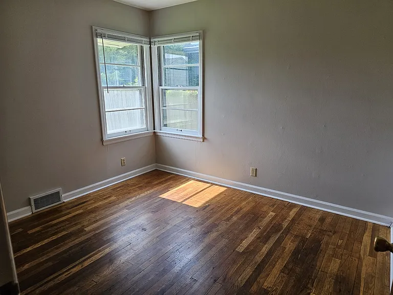 3814 42nd St — Photo 3