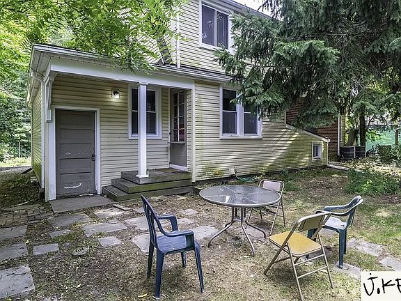 3rd image of 1707 Broadway St
