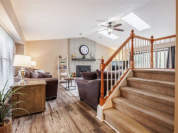 4th image of 121 Brandy Brook Ln