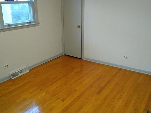 4th image of 656 Hoxie Ave
