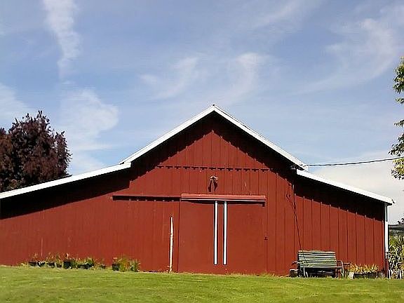 Beautiful Barn w/nice lawn area