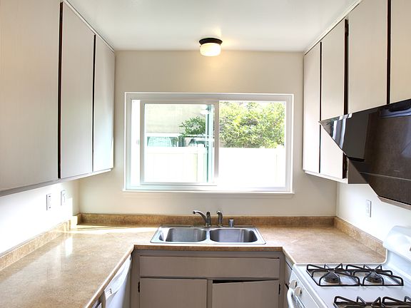 5th image of 13422 Village Dr