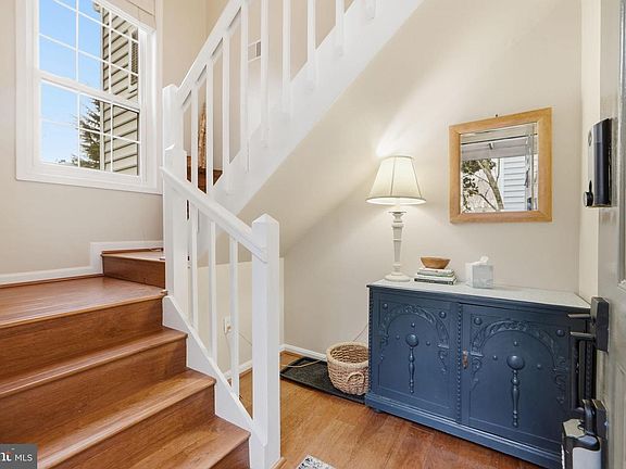 3rd image of 10024 Oakton Terrace Rd