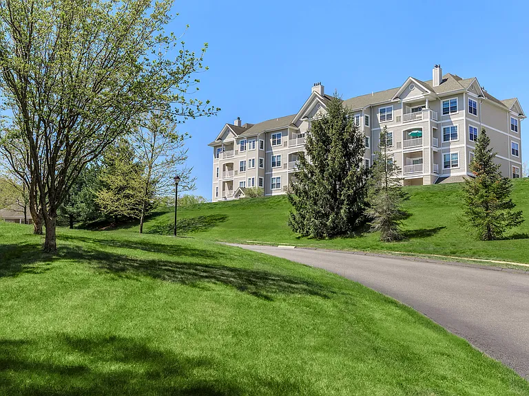 Knoll Crest Apartments — Photo 37
