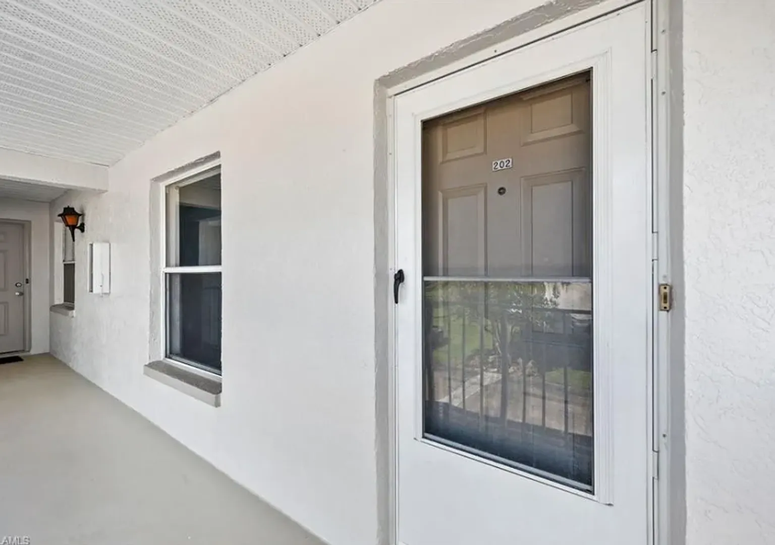 Charming 2 Bed 2 Bath Condo In Naples ** Waiving Move In Fee & Crediting Back Application Fees If... — Photo 4