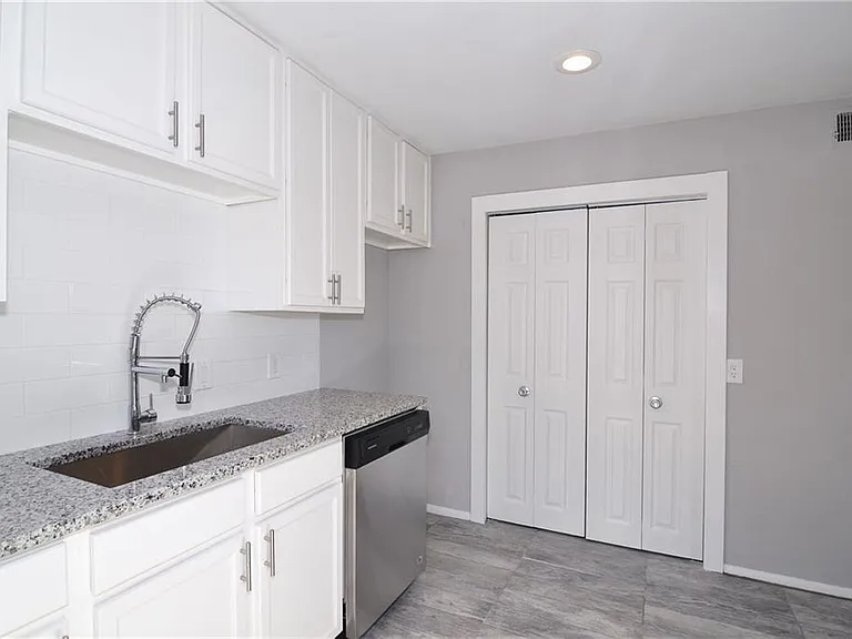 4945 N Hall St — Photo 13