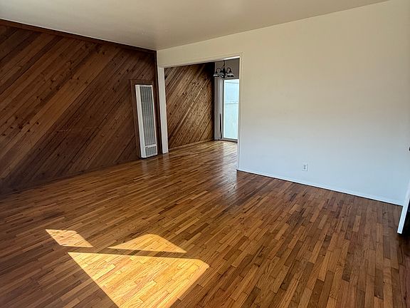 2nd image of 827 Pearl St #C