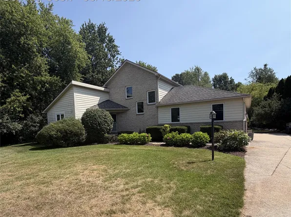 4505 Mariners Ct, White Lake, MI 48386