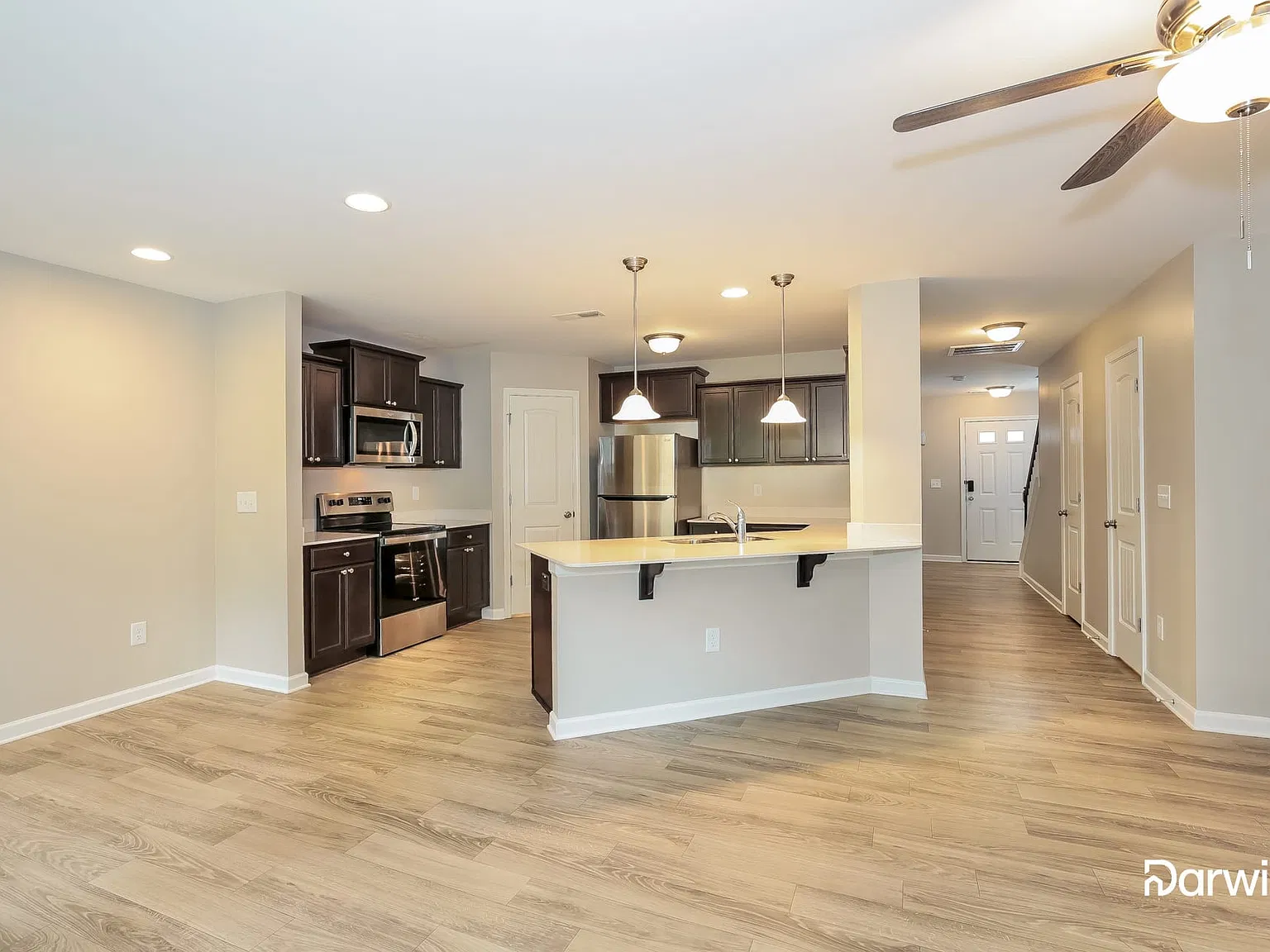 3 bed, 3.0 bath, 1618 sqft, $1,915 — Photo 2