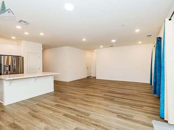 3rd image of 577 Bedfordshire Dr