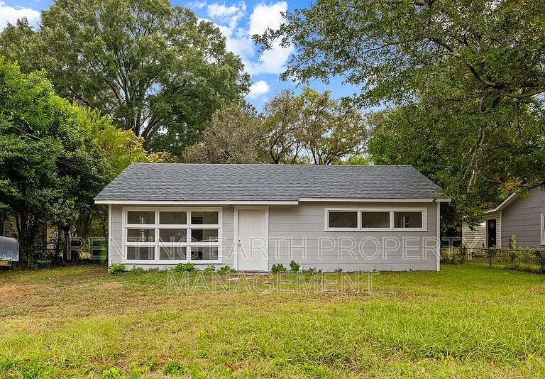 341 Chisholm St — Photo 3