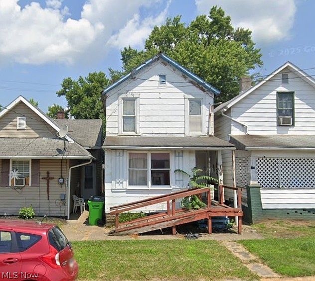 1st image of 215 E 5th St