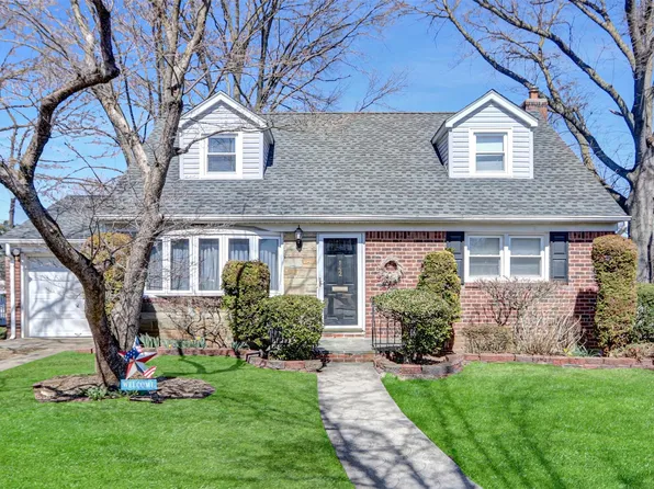 142 Aster Drive, New Hyde Park, NY 11040