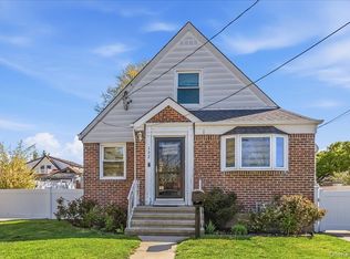 132 Wardwell Rd, Mineola, NY 11501