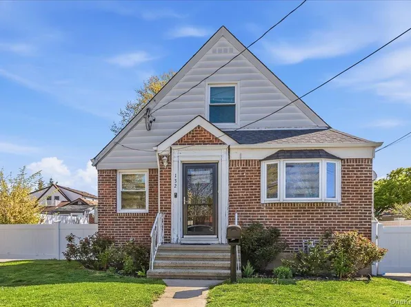 132 Wardwell Road, Mineola, NY 11501