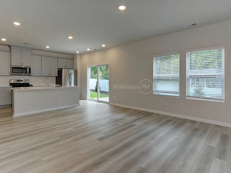 1152 Harland St — Photo 5