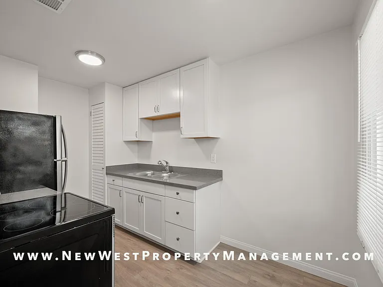 559 22nd St #1/2 — Photo 10