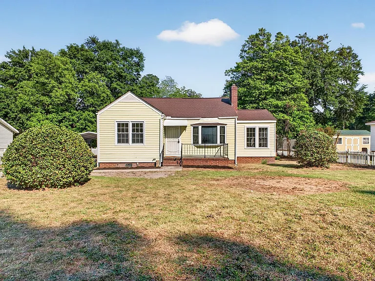 450 Williamsburg St — Photo 1