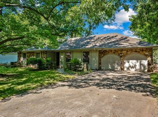 3343 S Southlyn Pl, Springfield, MO 65804