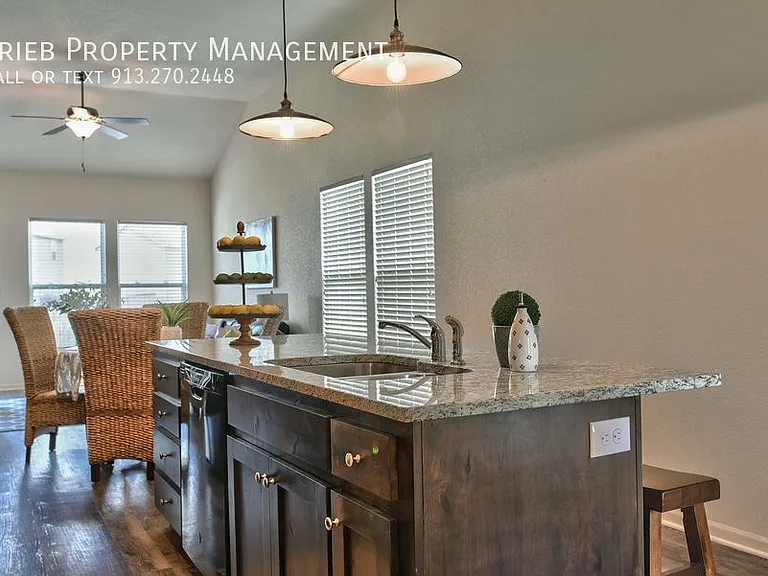 584 S Poplar St — Photo 19