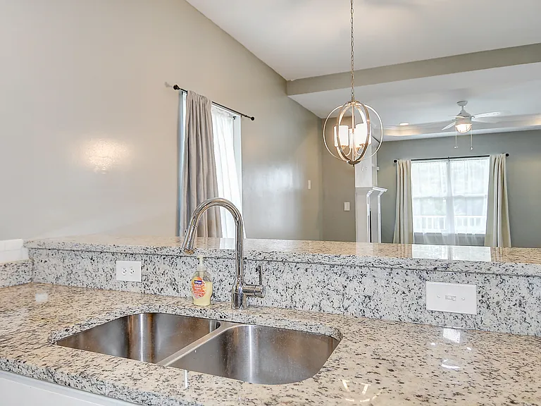 224 Taylor Ave W — Photo 16