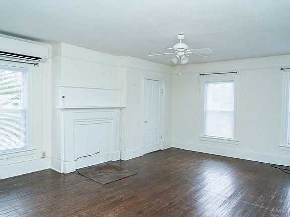2nd image of 813 Belmont Ave APT 3