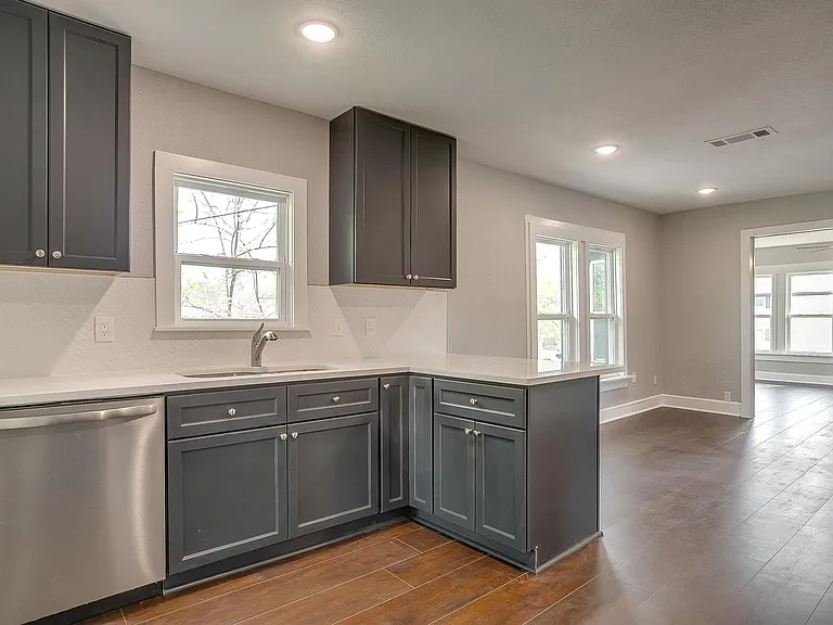 2932 Travis Ave — Photo 14