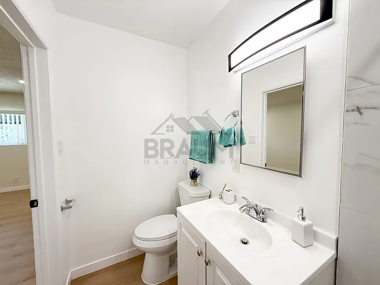 13129 OXNARD ST. — Photo 27