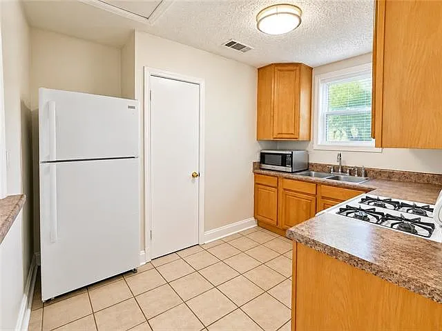 2 bed, 1.0 bath, 786 sqft, $1,375 — Photo 3