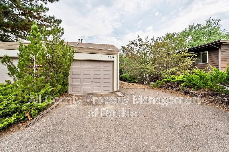 3 bed, 2.0 bath, 1178 sqft, $2,625 — Photo 2