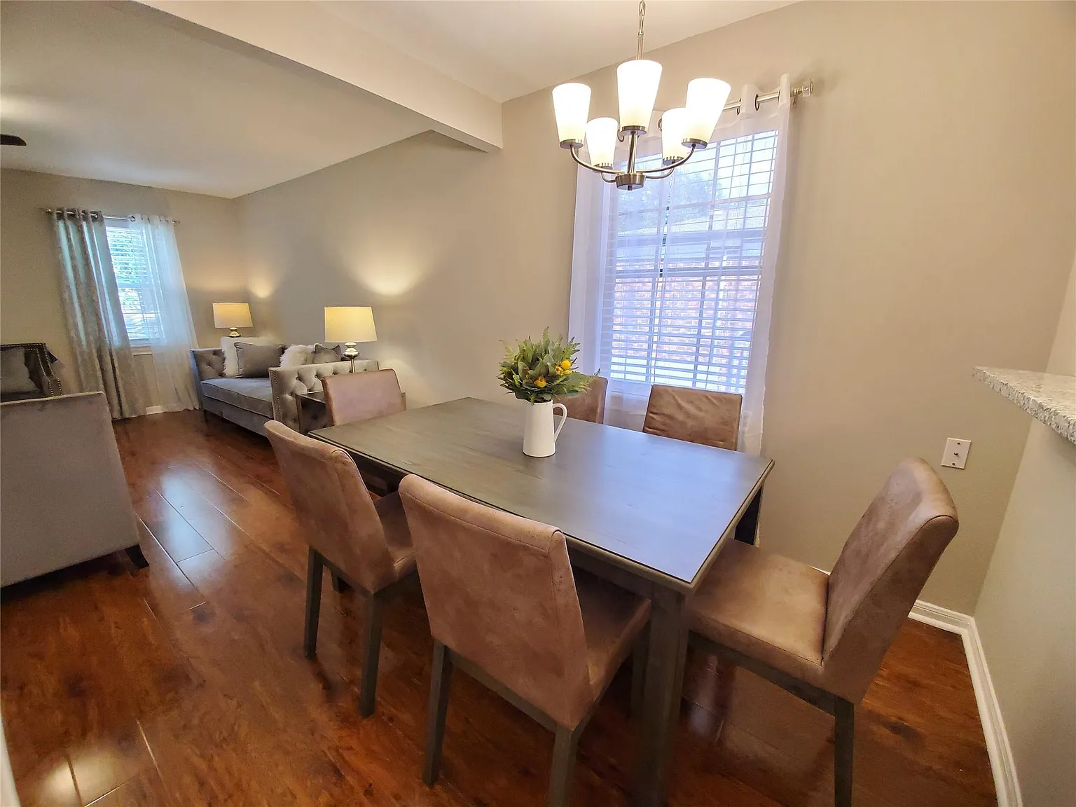 1 bed, 1.0 bath, 744 sqft, $1,175 — Photo 2