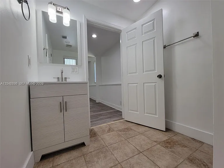 5721 Jefferson St — Photo 16