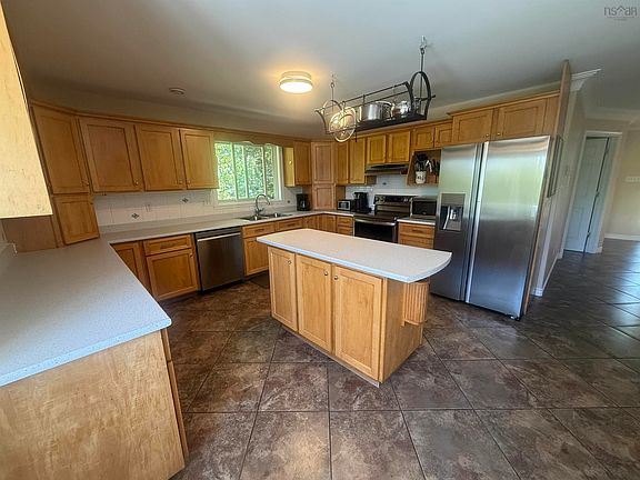 4th image of 18 Behrent Ct