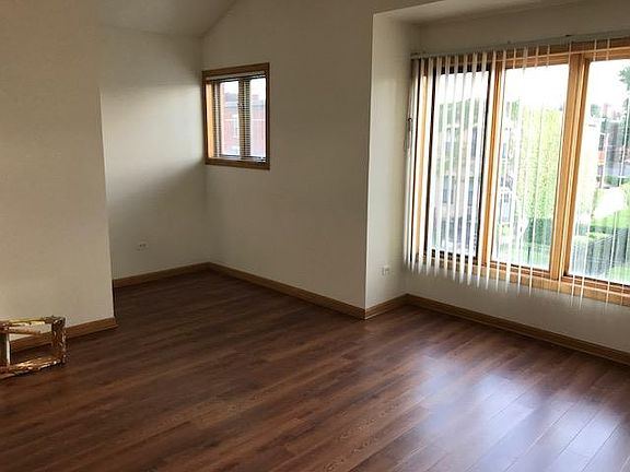 4th image of 2418 W Flournoy St #3