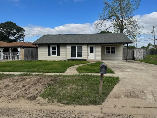 26 Coffee Dr, Chalmette, LA 70043