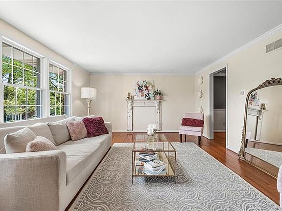 3rd image of 8380 Knollwood Dr