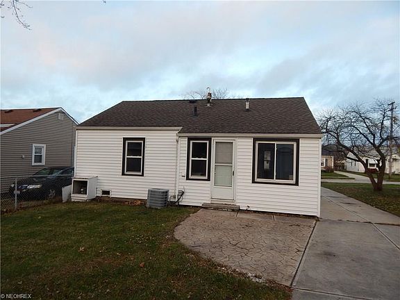 5th image of 14917 Montrose Ave