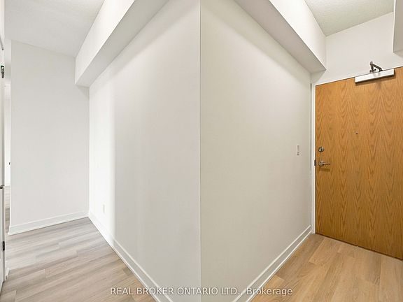 5th image of 2825 Jane St #915