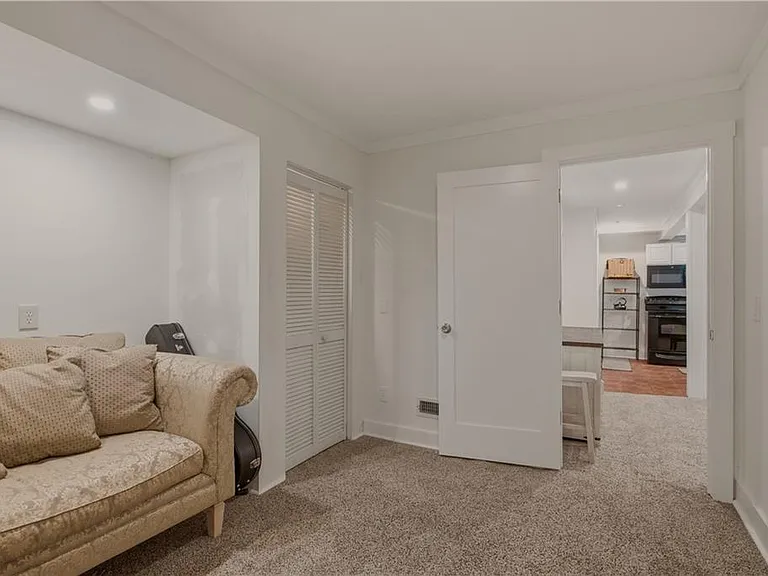 554 E Main Rd — Photo 19