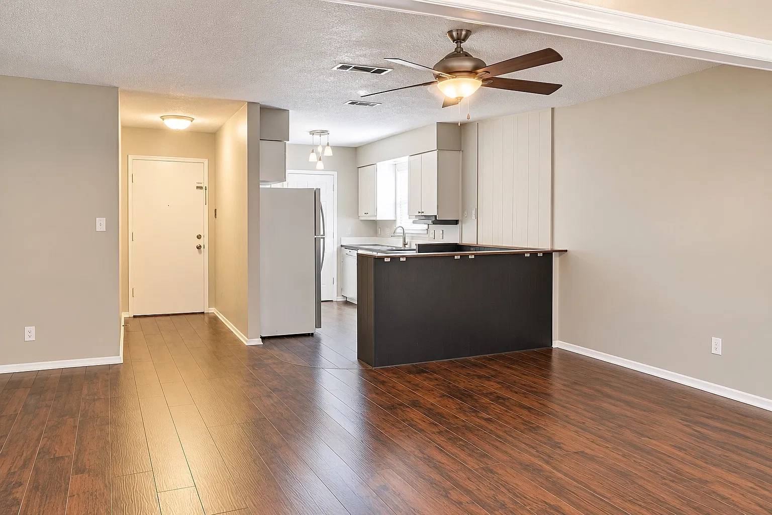 3 bed, 1.5 bath, 1017 sqft, $1,900 — Photo 2
