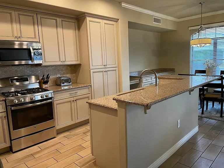 kitchen area / oven / microwave