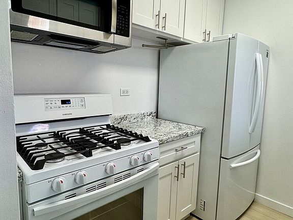 5th image of 377 Rector Pl APT 17D