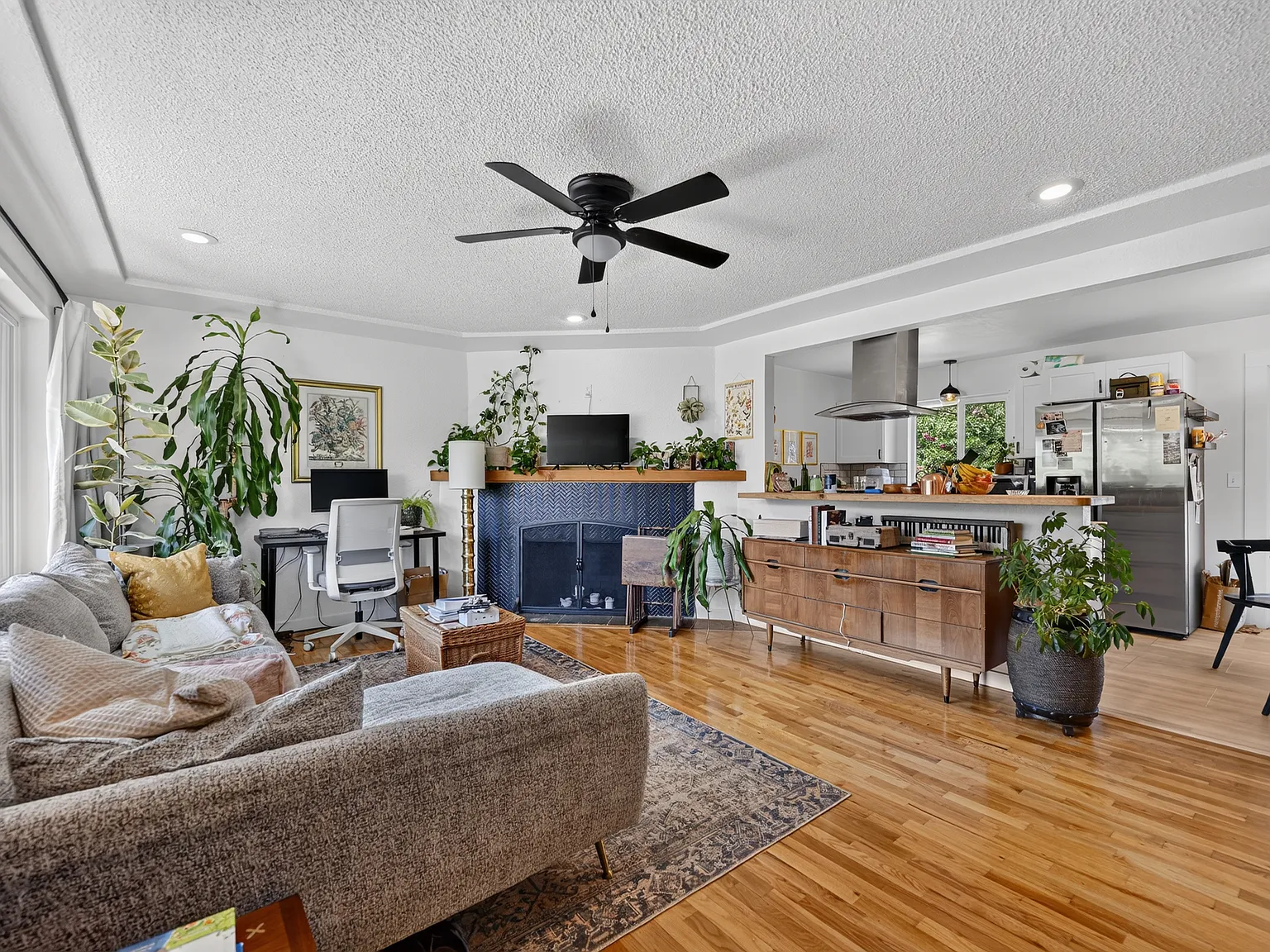 3 bed, 2064 sqft, $3,150 — Photo 4