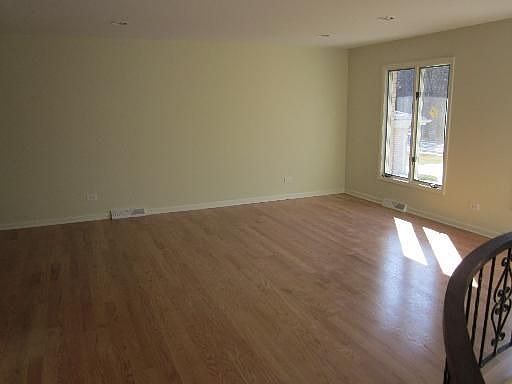 4th image of 315 Montclare Ln