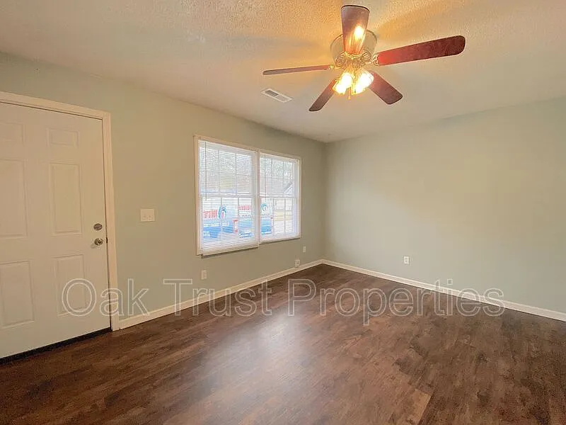 3 bed, 1.0 bath, 1000 sqft, $1,875 — Photo 3