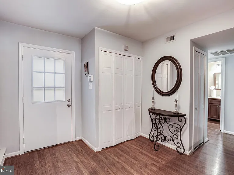 206 Summers Ct — Photo 3