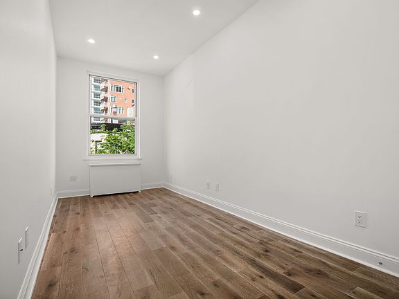 3rd image of 207 E 60th St APT C1
