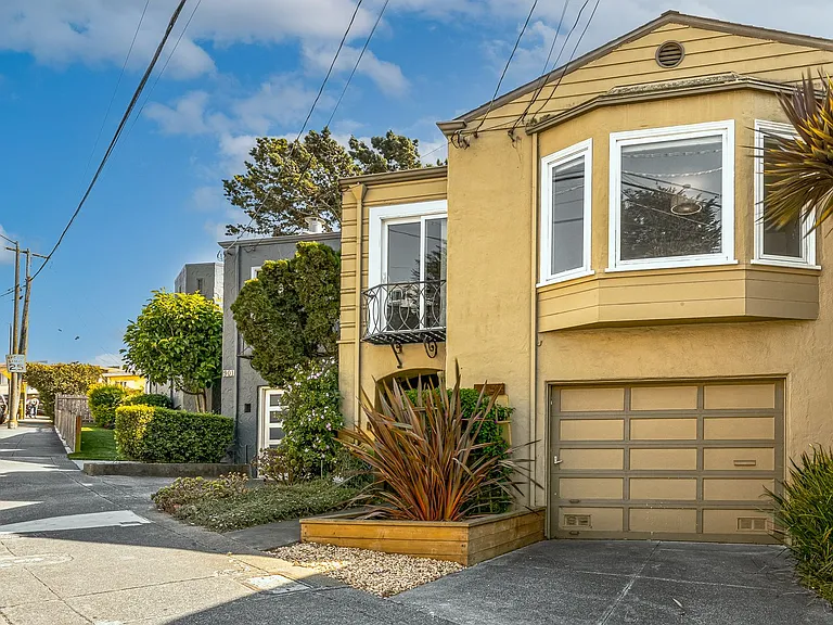 919 Teresita Blvd — Photo 1