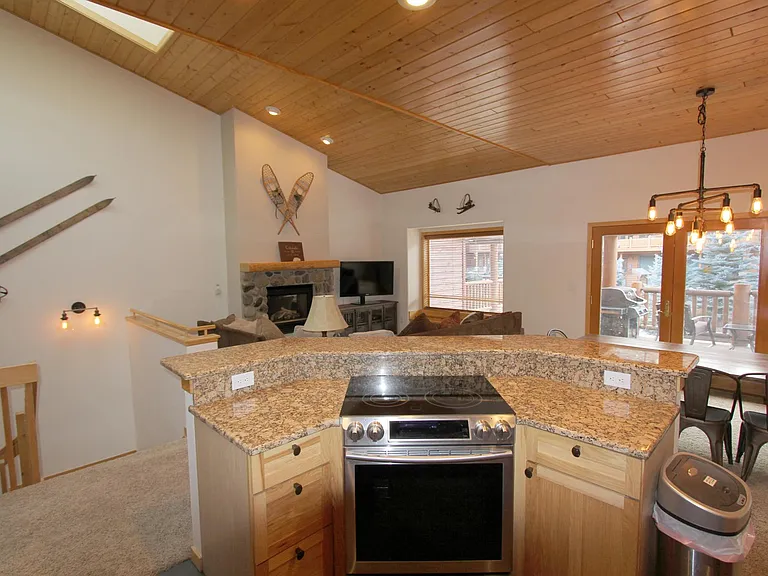 104 Clover Ln — Photo 4