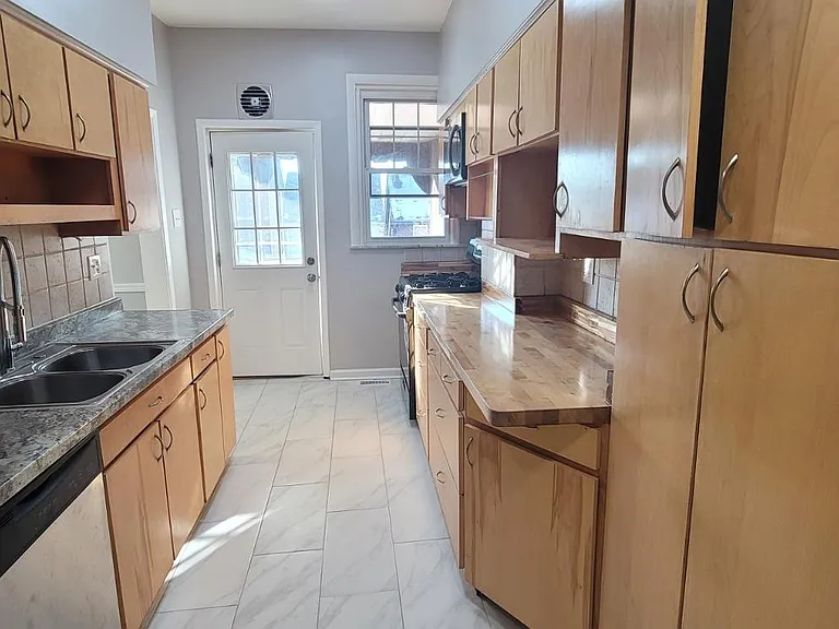 5896 Hobart St — Photo 2